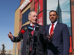 Jean Chrétien s'entretient avec les médias aux côtés du député de Calgary Skyview, George Chahal.