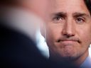 Le premier ministre Justin Trudeau regarde lors d'une entrevue à Ottawa le 6 janvier 2023. 