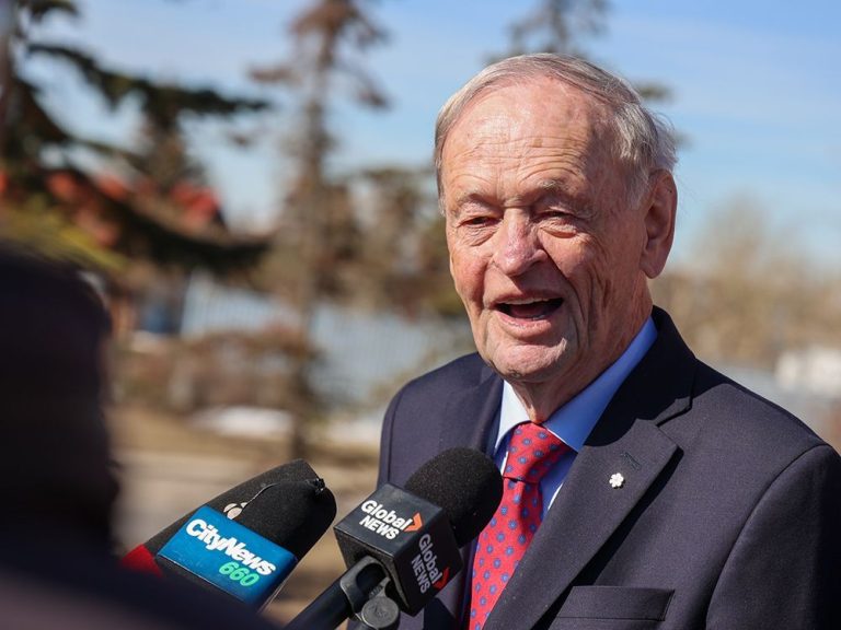 À Calgary, l’ancien premier ministre Jean Chrétien se moque de l’UCP en utilisant les libéraux fédéraux comme cible électorale provinciale