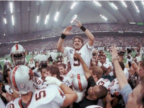 Lui Passaglia est porté sur les épaules de ses coéquipiers lors de la Coupe Grey 1994.