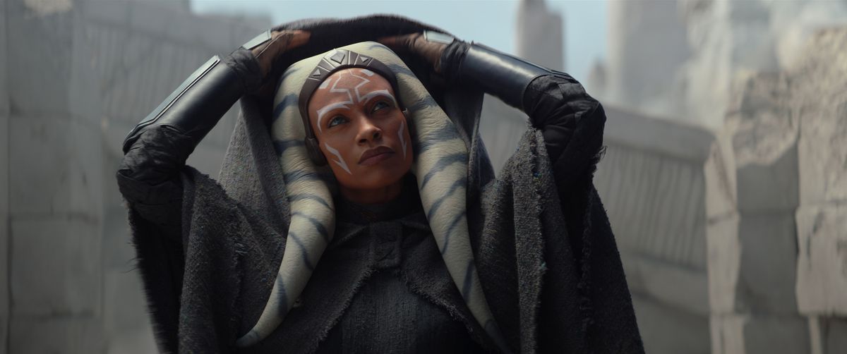 Ahsoka Tano (Rosario Dawson) enlève sa capuche dans une image fixe de la série Disney Plus Ahsoka