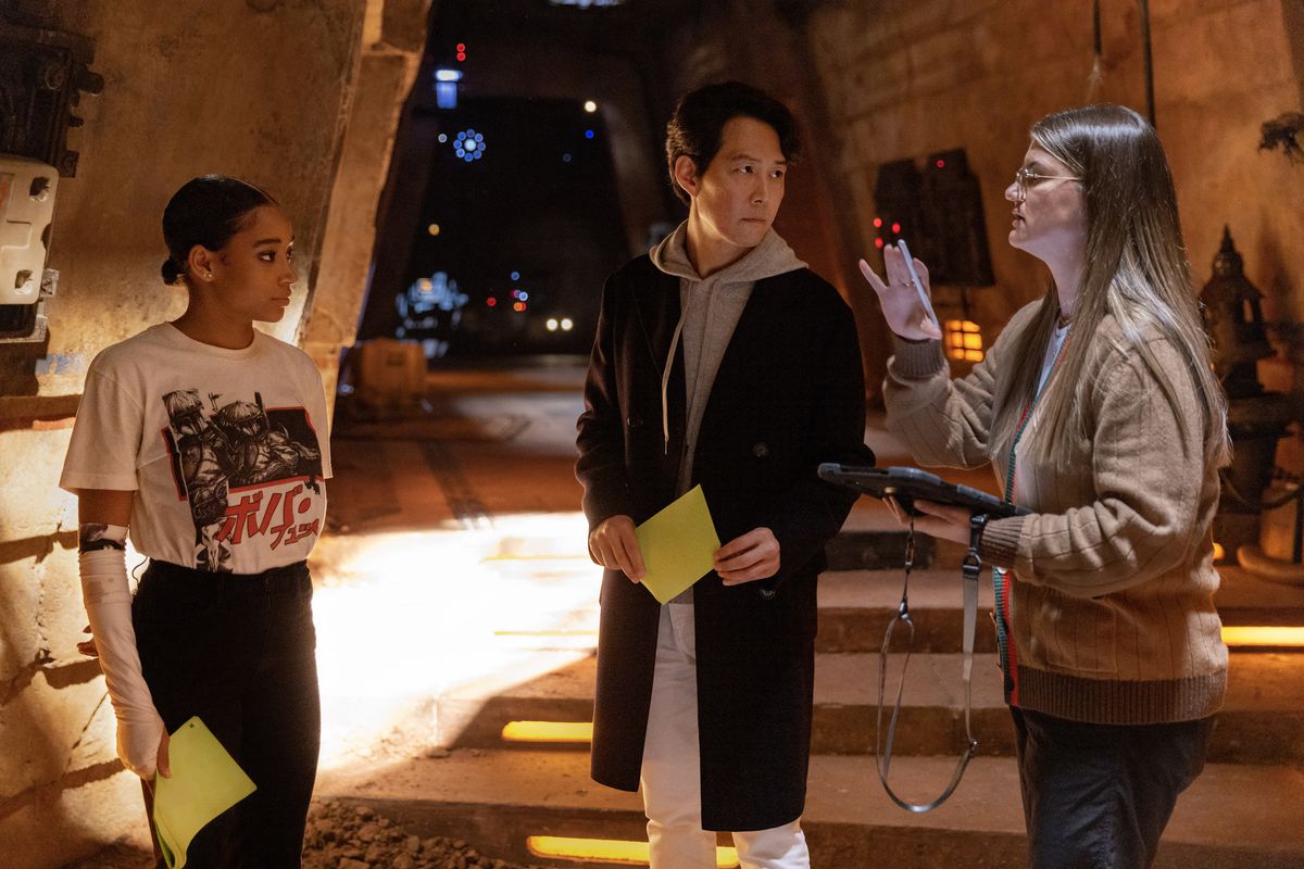 Leslye Headland, Amandla Stenberg et Lee Jung-jae sur le tournage de Star Wars : The Acolyte