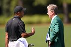 Tiger Woods des États-Unis accueille Fred Ridley, président du Augusta National Golf Club, dans la zone d'entraînement avant le tournoi des maîtres 2023 au Augusta National Golf Club le 2 avril 2023 à Augusta, Ga. 