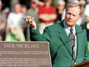 La légende du golf Jack Nicklaus des États-Unis parle d'un grand rassemblement lors d'une cérémonie consacrant une plaque en son honneur au tournoi de golf Masters 1998 07 avril à Augusta National Golf Course à Augusta, GA.  Nicklaus est le seul six fois vainqueur et dispute son 40e Masters.  Il a remporté son premier en 1963 à l'âge de 23 ans.  