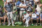 Mackenzie Hughes, du Canada, regarde son fils Kenton, 5 ans, jouer au quatrième trou lors du concours par 3 du tournoi de golf Masters au Augusta National Golf Club le mercredi 5 avril 2023 à Augusta, en Géorgie. 