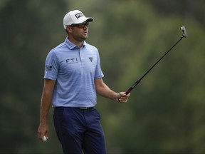 Corey Conners, du Canada, salue après son putt au troisième trou lors du premier tour du Masters au Augusta National Golf Club le jeudi 6 avril 2023, à Augusta, Ga. Matt Slocum/LA PRESSE ASSOCIÉE