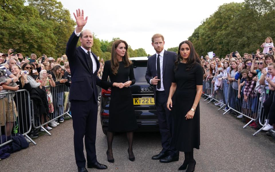 Catherine, princesse de Galles, le prince William, prince de Galles, le prince Harry, duc de Sussex et Meghan, duchesse de Sussex rencontrent des membres du public lors de la longue promenade au château de Windsor - Kirsty O'Connor/Getty Images