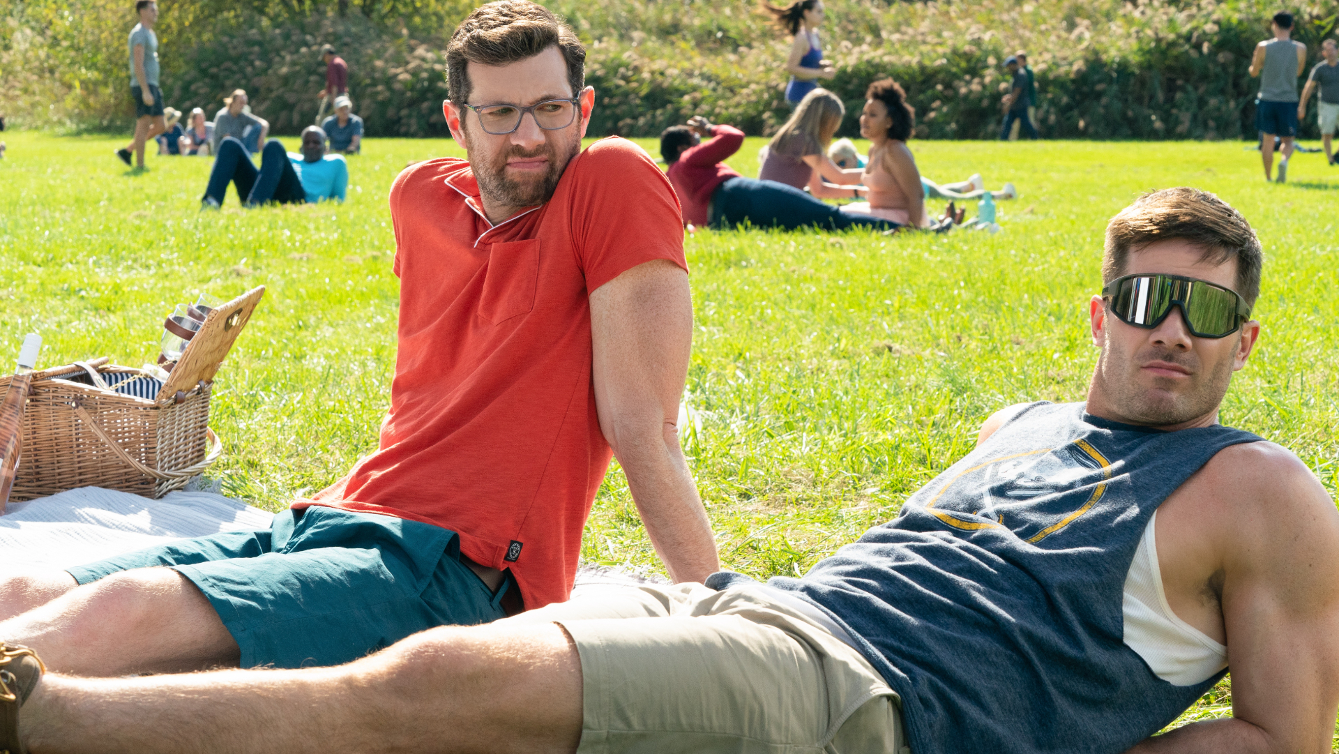 Billy Eichner et Luke Macfarlane dans Bros