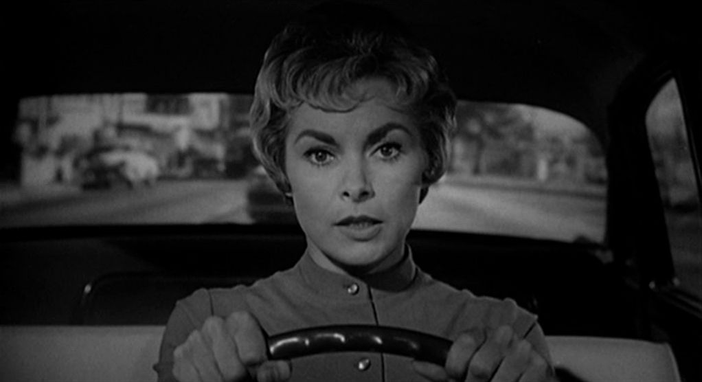 Une femme (Janet Leigh) au volant d'une automobile dans Psycho.