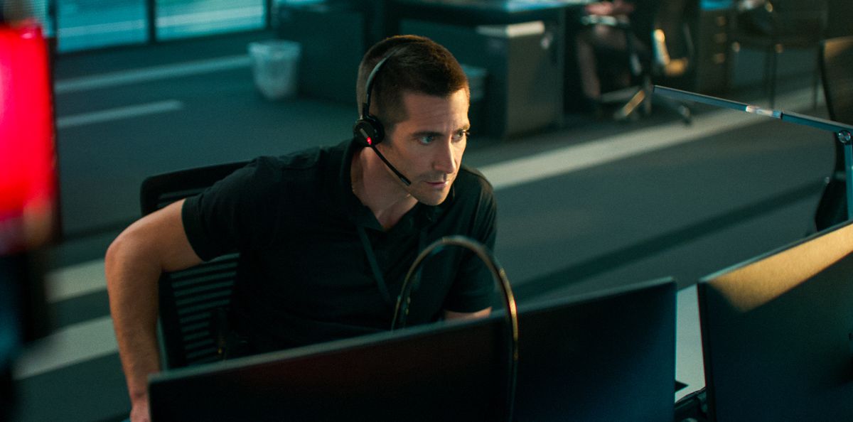 JAKE GYLLENHAAL avec un casque dans une baie d'ordinateur 9-1-1 dans The Guilty