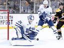 6 avril 2023 ;  Boston, Massachusetts, États-Unis ;  Le gardien de but des Maple Leafs de Toronto Ilya Samsonov (35 ans) fait un arrêt devant le centre David Kampf (64 ans) et l'attaquant des Bruins de Boston Oscar Steen (62 ans) lors de la première période au TD Garden.  