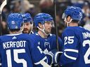 L'attaquant des Maple Leafs de Toronto Calle Jarnkrok célèbre avec ses coéquipiers après avoir marqué contre les Red Wings de Detroit en première période au Scotiabank Arena de Toronto, le 2 avril 2023.