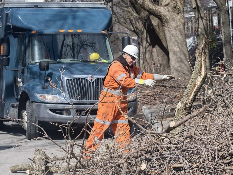 Près de 300 000 clients toujours sans électricité au Québec après le verglas