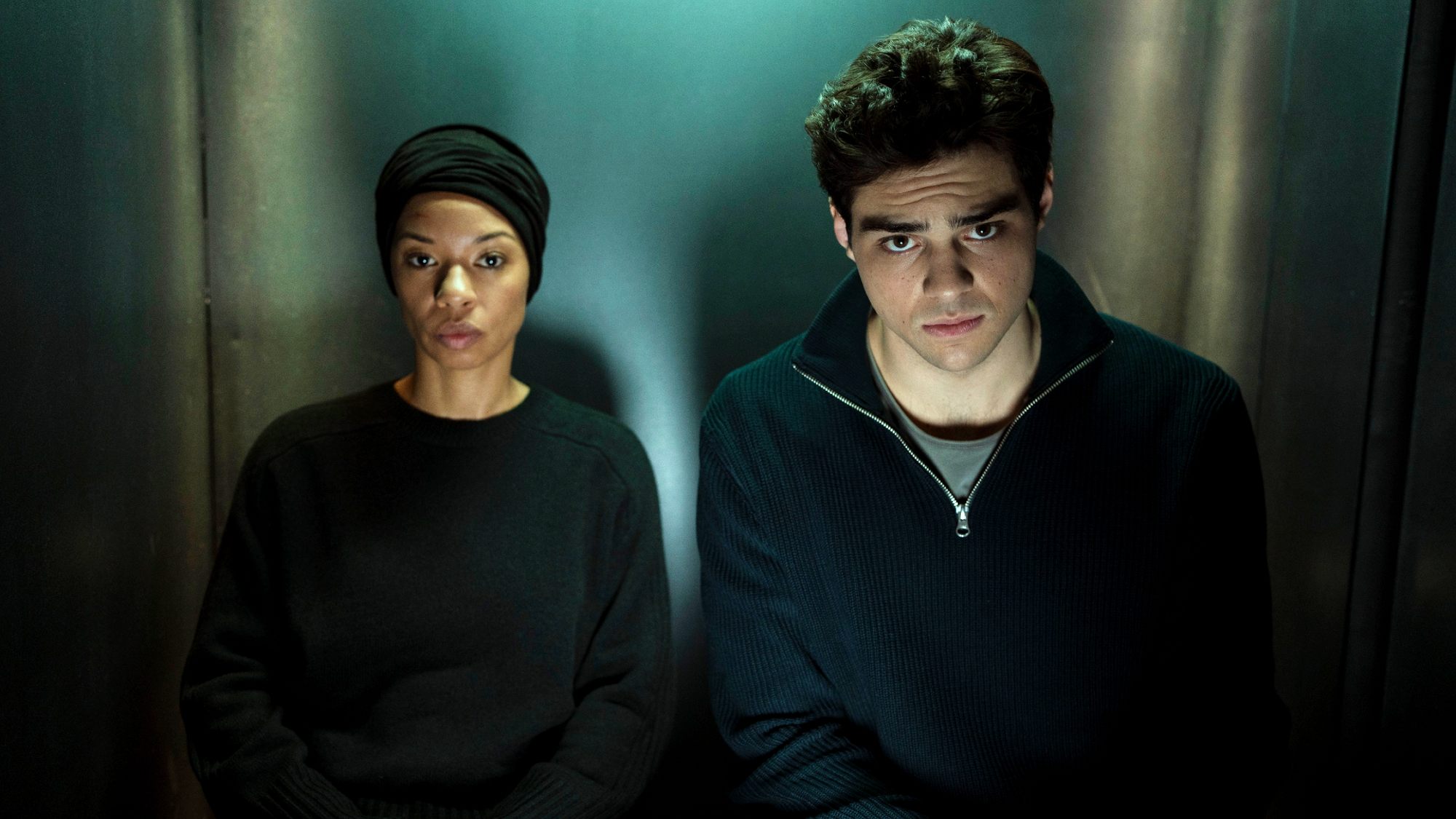 (De gauche à droite) Angel Parker comme Dawn Gilbane, Noah Centineo comme Owen Hendricks dans The Recruit