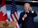 Le président américain Joe Biden porte un toast avant un dîner de gala avec le Premier ministre canadien Justin Trudeau à Ottawa.