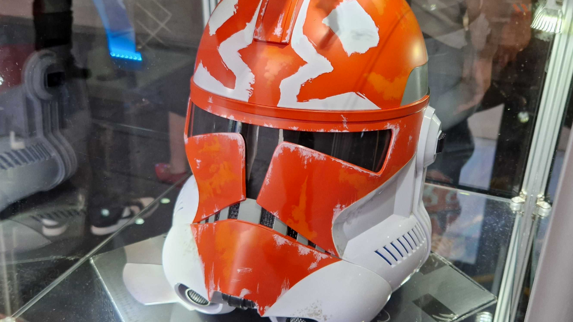 Le casque Black Series Ahsoka's Clone Trooper dans un étui en verre