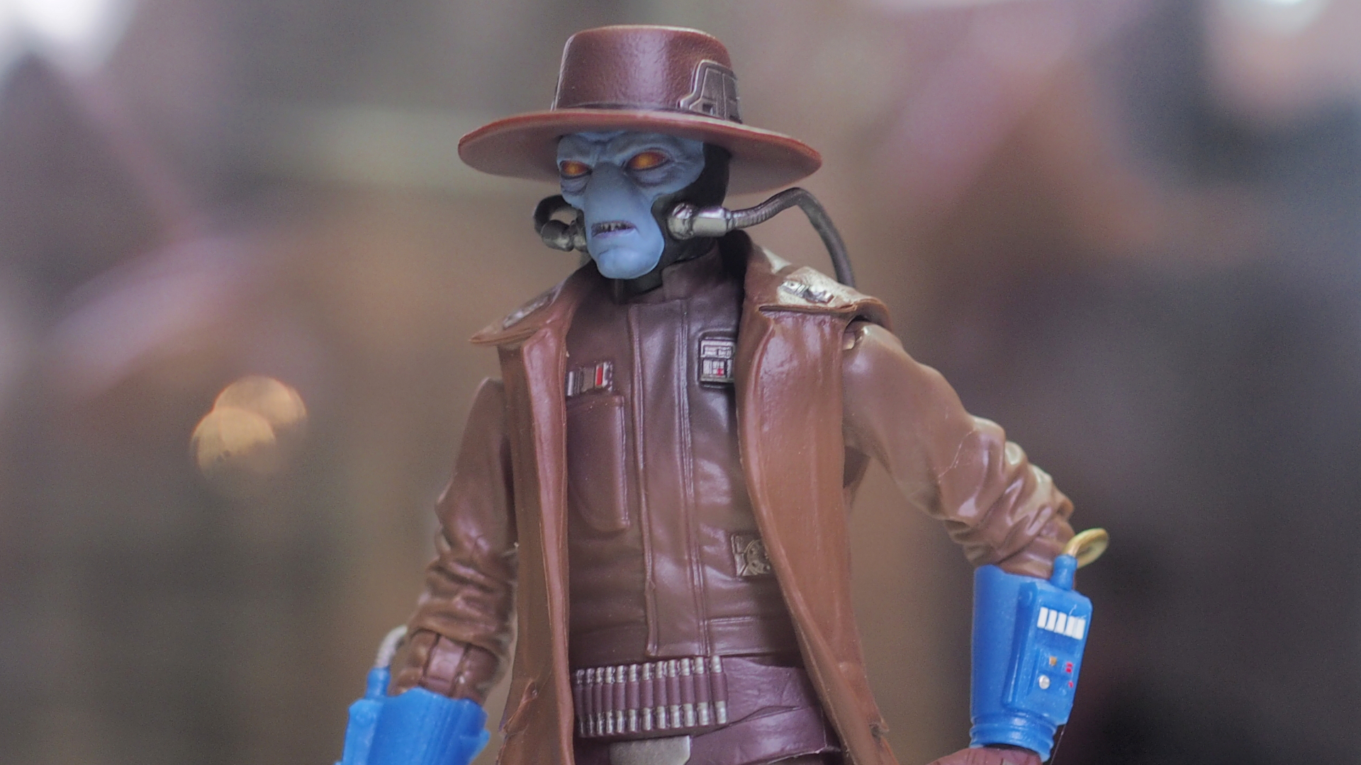 Une figurine articulée de Cad Bane est prête