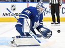 Le gardien des Maple Leafs Ilya Samsonov effectue un arrêt contre les Canadiens en deuxième période au Scotiabank Arena de Toronto, le samedi 8 avril 2023.