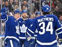 L'attaquant des Maple Leafs Mitch Marner (à gauche) célèbre avec les attaquants Ryan O'Reilly (90) et Auston Matthews (34) après avoir marqué contre les Canadiens en première période au Scotiabank Arena de Toronto, le samedi 8 avril 2023.