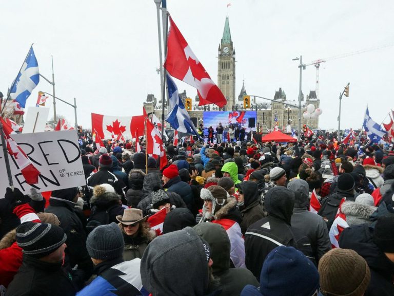 La loi sur les urgences était justifiée parce que les manifestations du Freedom Convoy battaient toujours leur plein, ont déclaré les autorités fédérales à l’audience