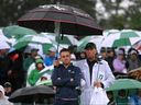 Justin Thomas des États-Unis et son cadet Jim 'Bones' Mackay réagissent à son bogey sur le 18e green pendant la poursuite du second tour retardé par les intempéries du Masters 2023.