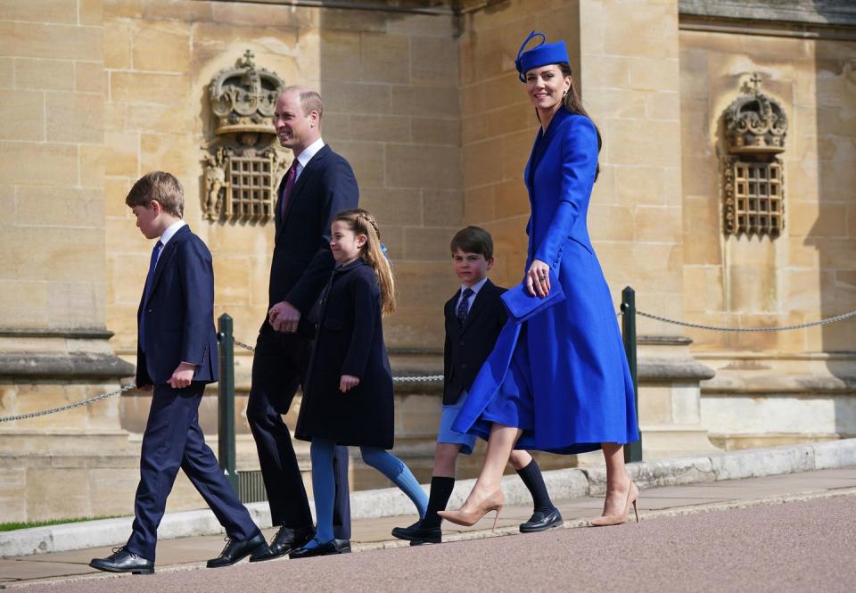 windsor, angleterre avril 09 lr prince george de galles, prince william, prince de galles, princesse charlotte de galles, prince louis de galles et catharine, la princesse de galles assiste au service de mattins de pâques au château de windsor le 9 avril 2023 à windsor, angleterre photo de yui mok wpa poolgetty images