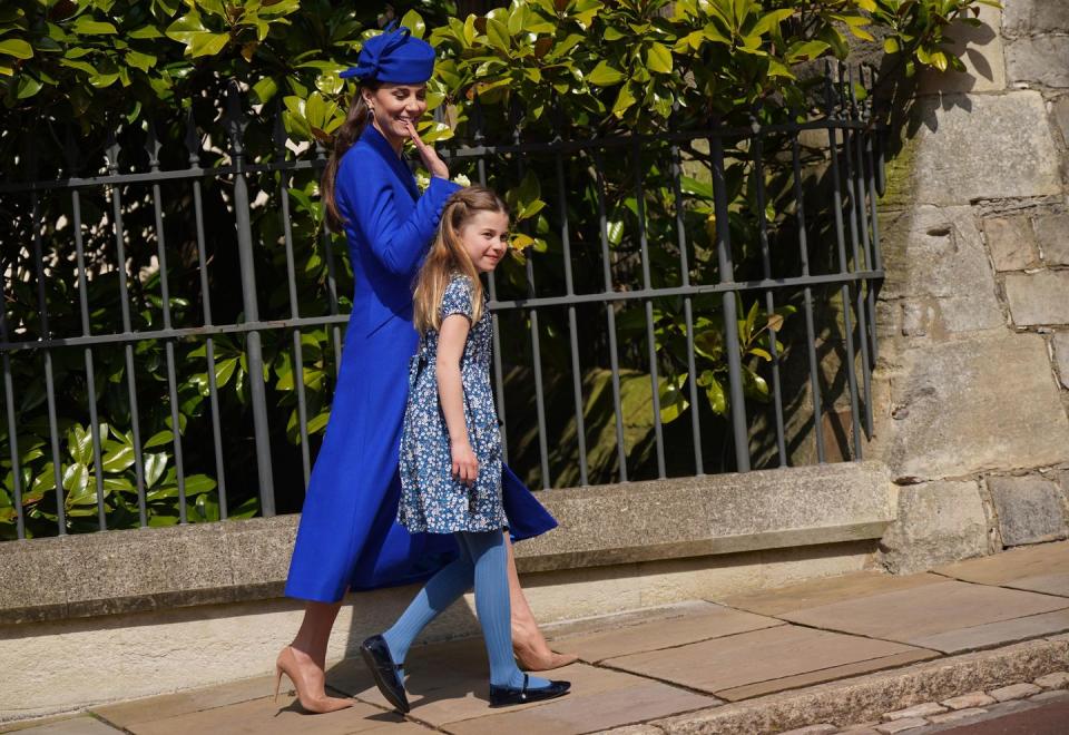 windsor, angleterre avril 09 catherine, princesse de galles avec la princesse charlotte partir après avoir assisté au service de mattins de pâques à la chapelle st georges au château de windsor le 9 avril 2023 à windsor, angleterre photo de yui mok wpa poolgetty images