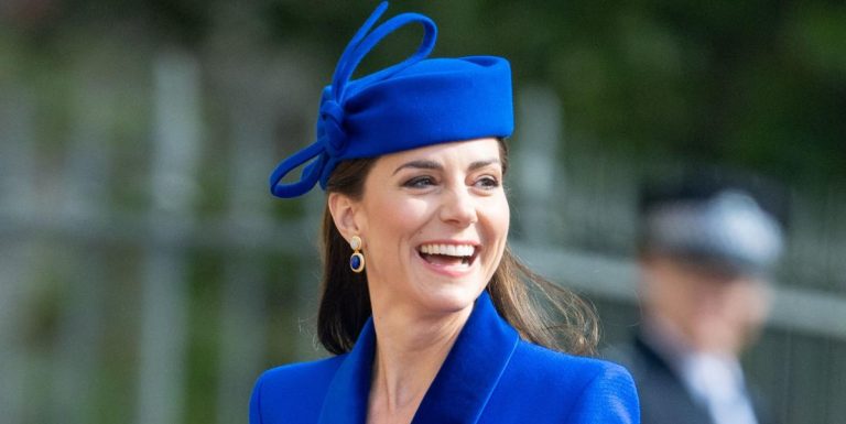 La princesse Kate porte à nouveau une jolie robe manteau bleue pour le service royal de Pâques