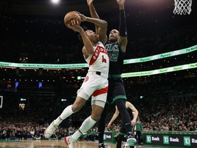 7 avril 2023 ;  Boston, Massachusetts, États-Unis ;  L'attaquant des Raptors de Toronto, Scottie Barnes, tente d'atteindre le panier contre le centre des Celtics de Boston, Al Horford, au cours du premier quart au TD Garden.  (Winslow Townson - USA TODAY Sports)