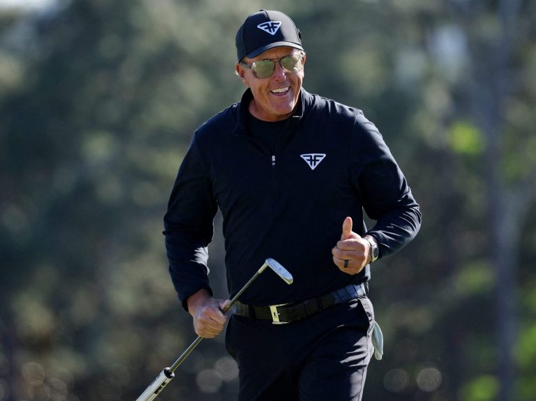 Phil Mickelson étourdit avec Sunday 65 et établit le record du Masters