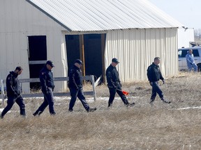 La police recherche des preuves sur la propriété dimanche.