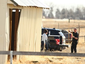 La police recueille des preuves sur une superficie à l'est de Chestermere lundi.