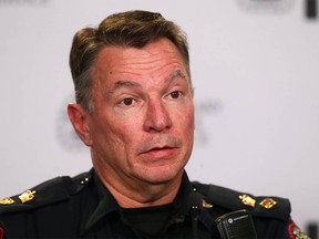 Le surintendant de la police de Calgary, Cliff O'Brien, s'adresse aux médias à Calgary le lundi 10 avril 2023. O'Brien a parlé de l'arrestation d'un homme dans une propriété rurale à l'est de Calgary, près de Chestermere.