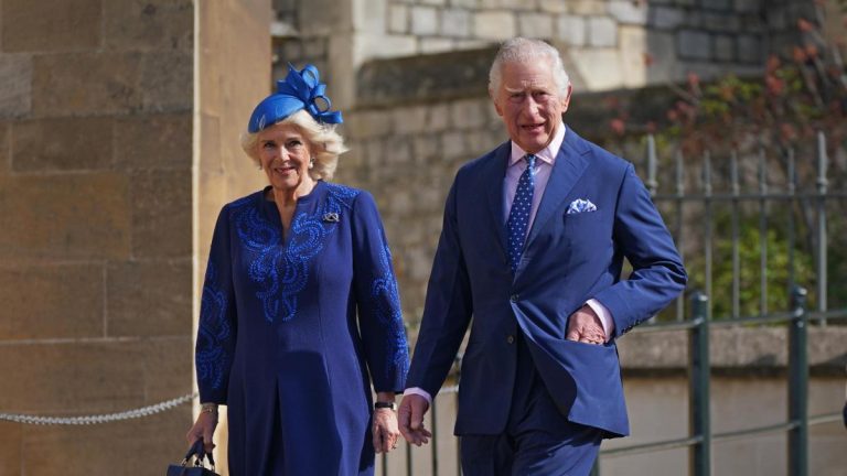 La famille royale assiste au service du dimanche de Pâques à Windsor