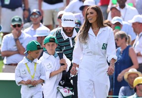 Dustin Johnson des États-Unis et sa femme Paulina Gretzky avec leurs enfants Tatum et River lors du tournoi par 3 aux Masters le 5 avril 2023. REUTERS/Mike Blake