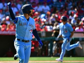 9 avril 2023 ;  Anaheim, Californie, États-Unis ;  Le voltigeur du centre des Blue Jays de Toronto, Kevin Kiermaier, réagit après avoir frappé un single RBI à deux points contre les Los Angeles Angels lors de la septième manche au Angel Stadium.