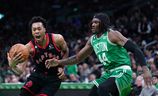 L'attaquant des Raptors de Toronto, Scottie Barnes, conduit le ballon contre le centre des Celtics de Boston, Robert Williams III.