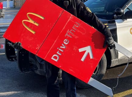 Était-ce Hamburglar ?  Une pancarte McDonald’s volée retrouvée dans une camionnette abandonnée