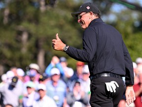 Phil Mickelson, des États-Unis, réagit à son birdie putt sur le 18e green lors de la ronde finale du tournoi des maîtres 2023 au Augusta National Golf Club le 09 avril 2023 à Augusta, en Géorgie.  (Photo de Ross Kinnaird/Getty Images)