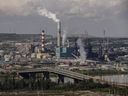 L'usine de base de Suncor Energy Inc. avec des usines de valorisation dans les sables bitumineux à Fort McMurray, en Alberta.