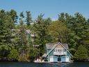 Un grand chalet se dresse sur le lac Rosseau à Muskoka, en Ontario.