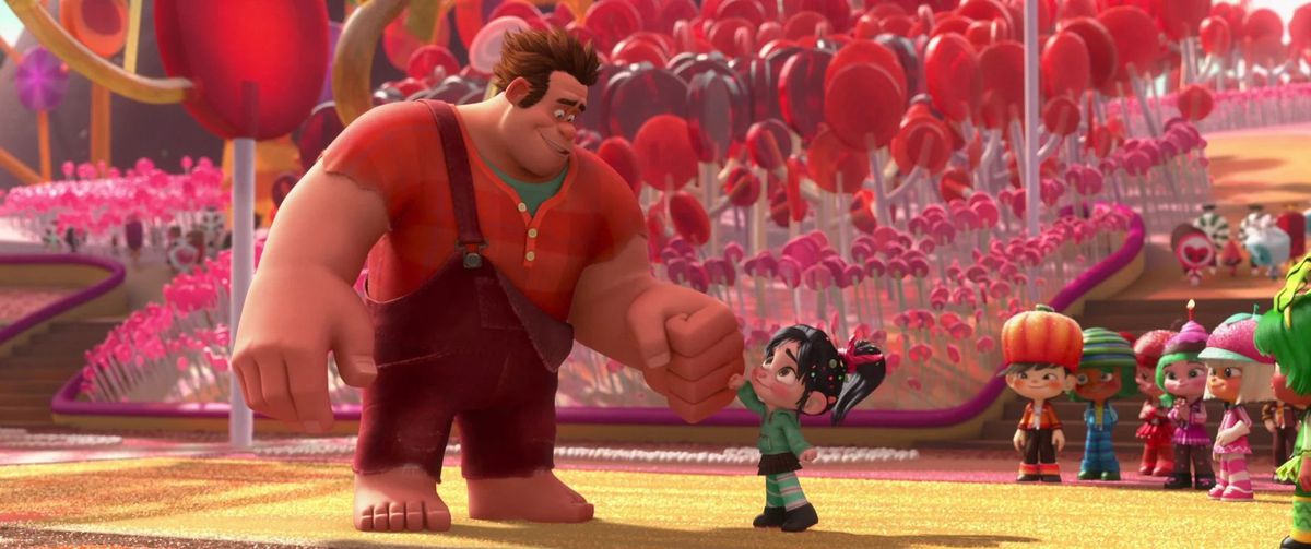 (LR) Ralph (John C. Reilly) et Vanellope von Schweetz (Sarah Silverman) frappent du poing sur un fond d'arbres ressemblant à des bonbons dans Wreck-It Ralph.