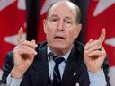 L'ancien gouverneur de la Banque du Canada, David Dodge, affirme que les taux d'intérêt devraient rester élevés plus longtemps.