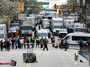 Le personnel de la ville de Vancouver retire un campement de tentes avec la police de Vancouver à Vancouver, en Colombie-Britannique, le 5 avril 2023.