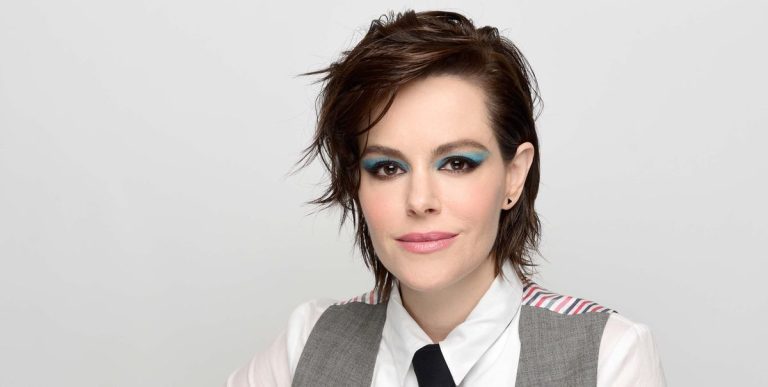 La star de Schitt's Creek, Emily Hampshire, partage ce qu'elle a volé sur le plateau de l'émission

