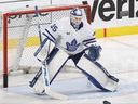 Le gardien de but Ilya Samsonov # 35 des Maple Leafs de Toronto s'échauffe avant le match contre les Panthers de la Floride au FLA Live Arena le 10 avril 2023 à Sunrise, en Floride. 