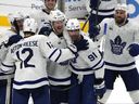 John Tavares des Maple Leafs célèbre avec ses coéquipiers après avoir marqué le but vainqueur en prolongation contre les Panthers de la Floride, le lundi 10 avril 2023, à Sunrise, en Floride.