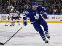 Le défenseur des Maple Leafs Mark Giordano patine contre les Blue Jackets lors de la deuxième période de la LNH au Scotiabank Arena de Toronto, le mardi 4 avril 2023.