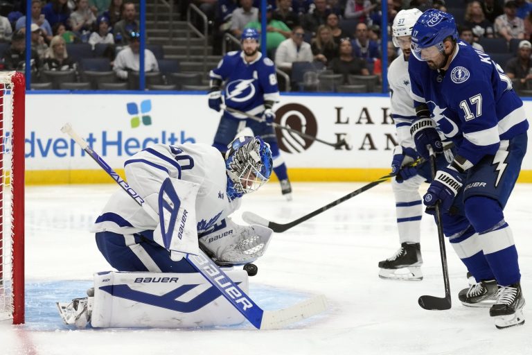 Dubas approfondit la situation du gardien des Maple Leafs, Woll brille en battant Tampa