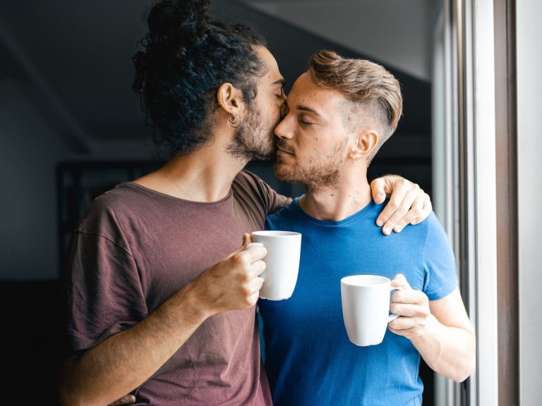 CHER ABBY: Un couple gay lutte avec l’étrange éloignement de la famille